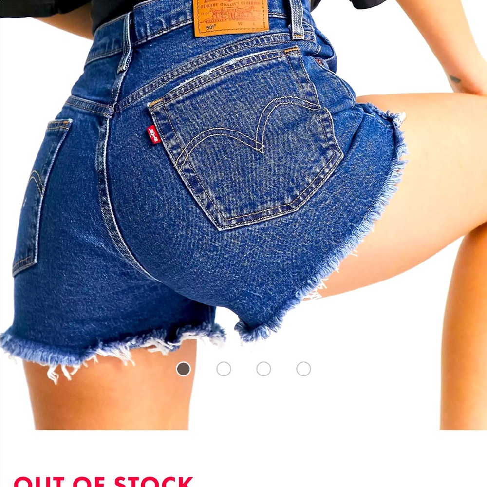 Levi’s 501shorts high rise fitted through the hip comes in blue